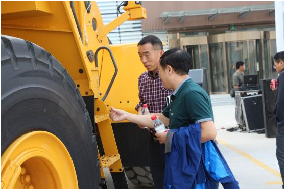 At the unveiling ceremony of the L180H loader, the guests participated extensively in the L180H loader's walk-around explanation and test ride.
