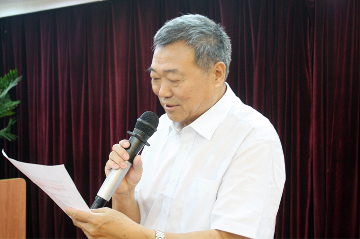 Comrade Xun Deling, Secretary of the Jinan Xinghuo Party Branch of the Communist Party of China, delivered a speech