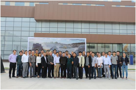 At the unveiling ceremony of the L180H loader, the guests participated extensively in the explanation of the L180H loader and the test ride. 