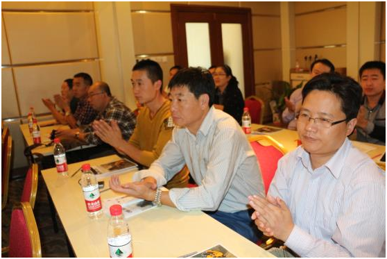 At the unveiling ceremony of the L180H loader, the guests participated extensively in the explanation of the L180H loader and the test ride.