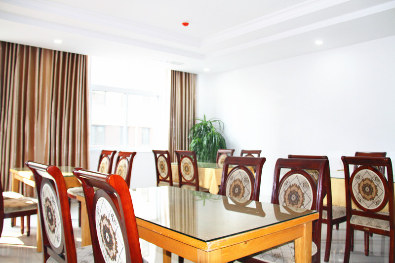Equipped with restaurants, supermarkets, cultural and sports rooms, convenient for daily life
